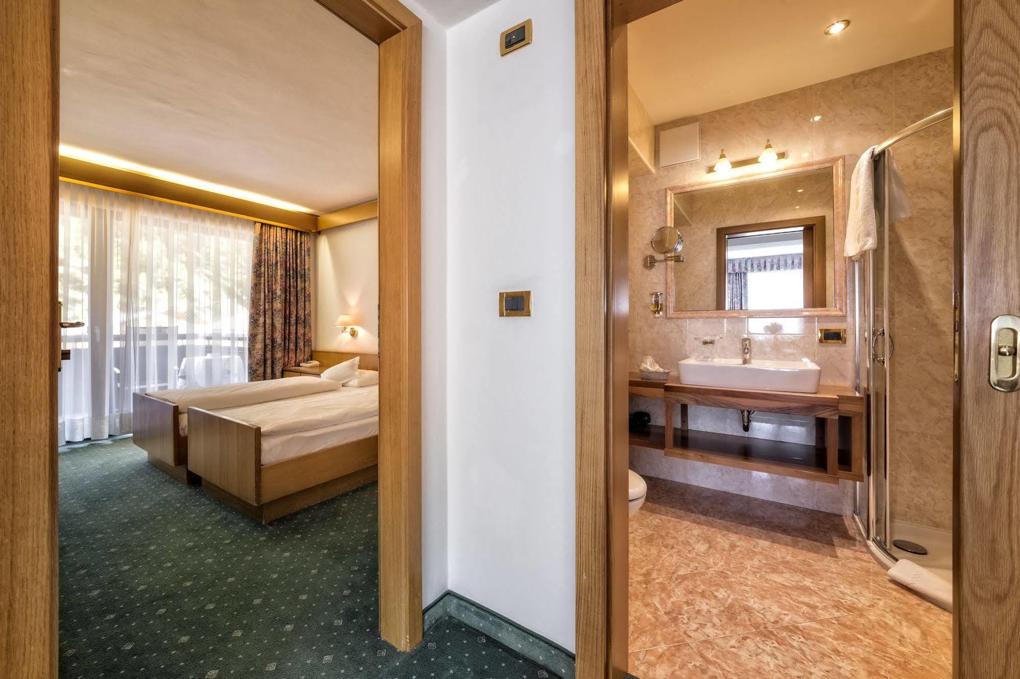 Hotel Armin Selva di Val Gardena Bagian luar foto