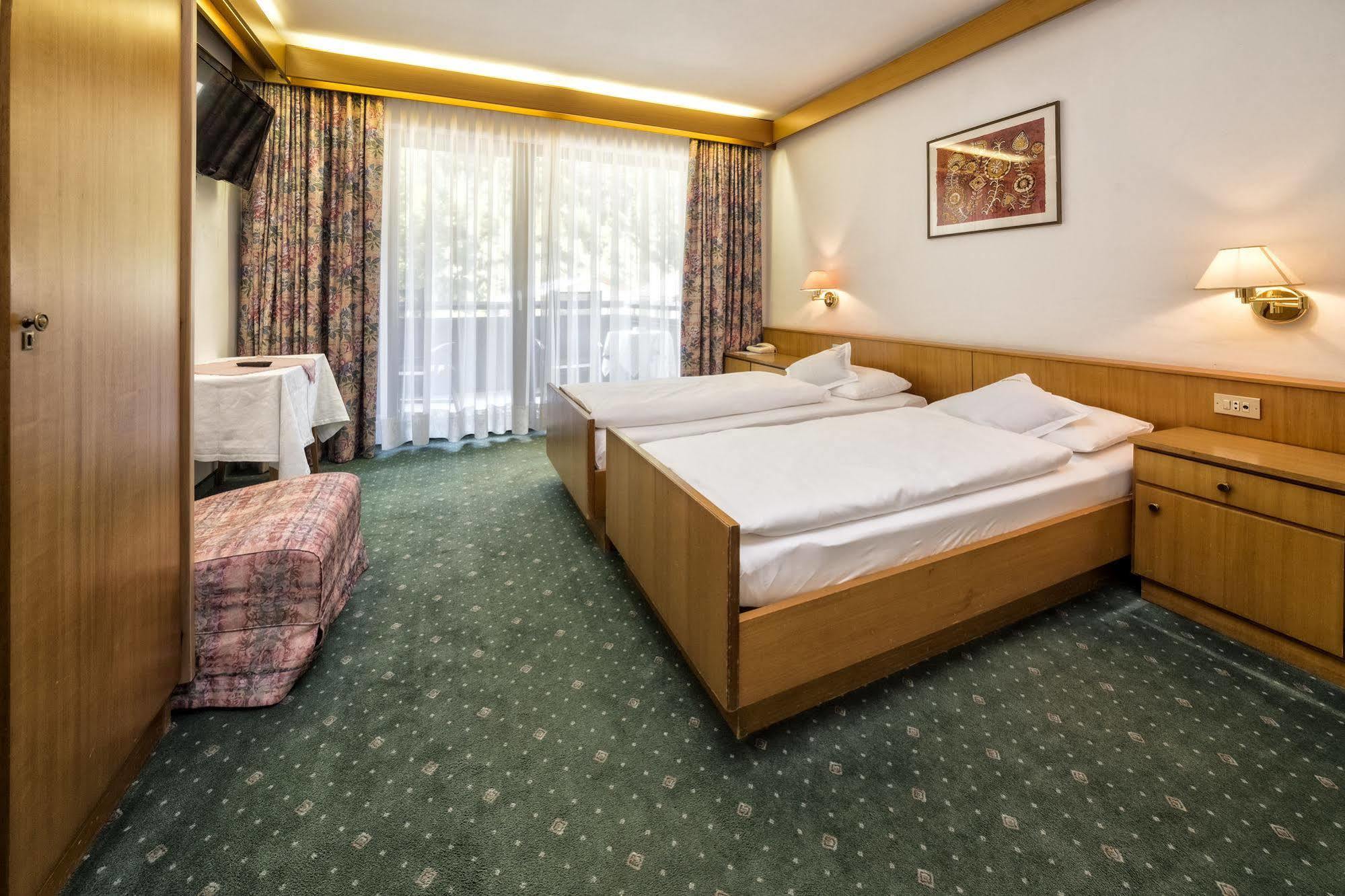 Hotel Armin Selva di Val Gardena Bagian luar foto